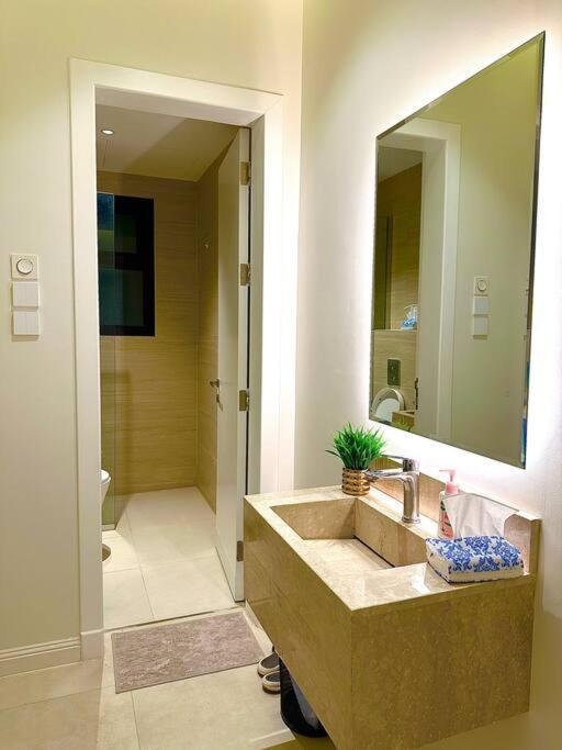 فاخرة بثلاث غرف نوم بالنرجس Apartment *